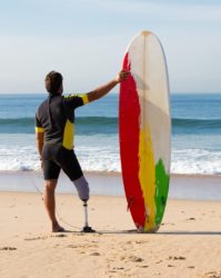 amputee surfer with prosthetic leg by Kampus Production, Pexels